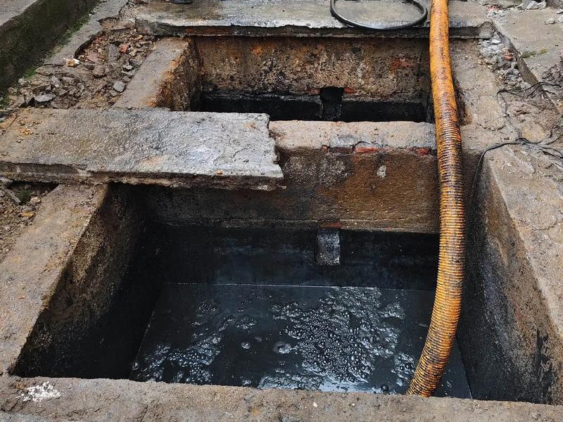 营苑清理化粪池